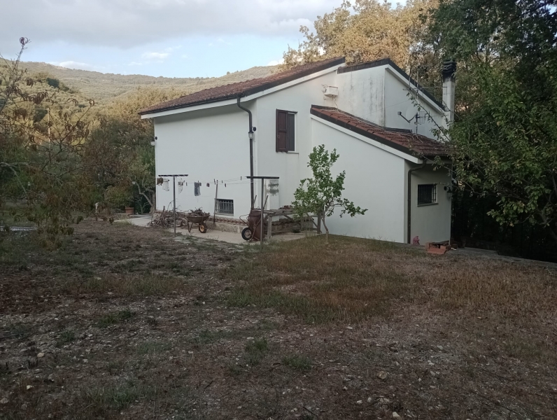 Casa indipendente con giardino a Lucinasco