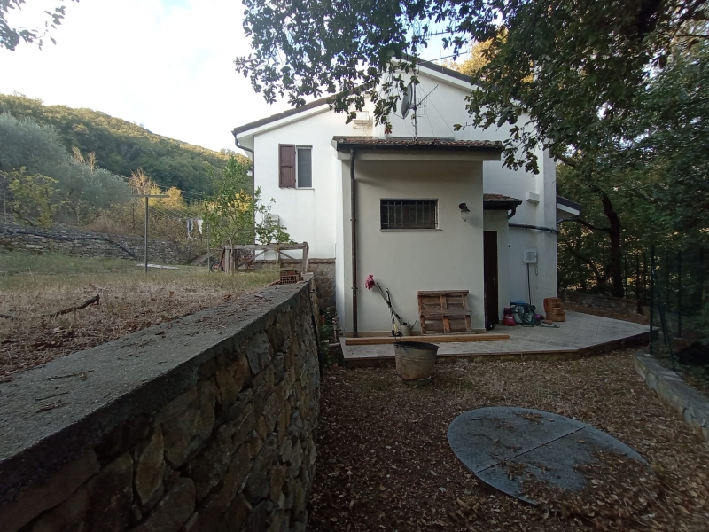 Casa indipendente con giardino a Lucinasco