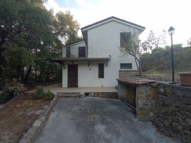 Casa indipendente con giardino a Lucinasco