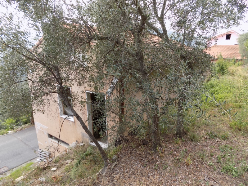 Casa indipendente con giardino a Chiusanico