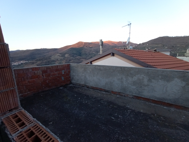 Casa indipendente con terrazzi a Cesio