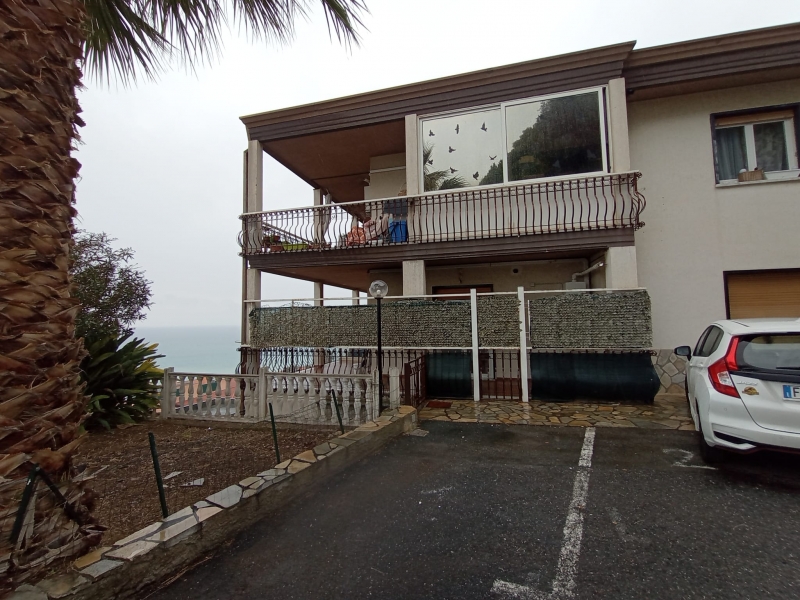 Trilocale con terrazzo a Riva Ligure