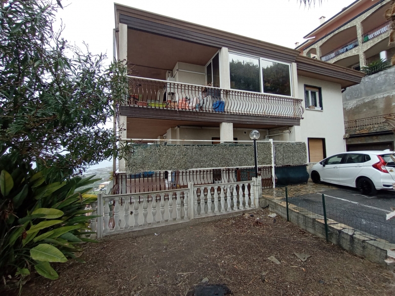 Trilocale con terrazzo a Riva Ligure
