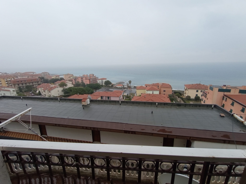 Trilocale con terrazzo a Riva Ligure