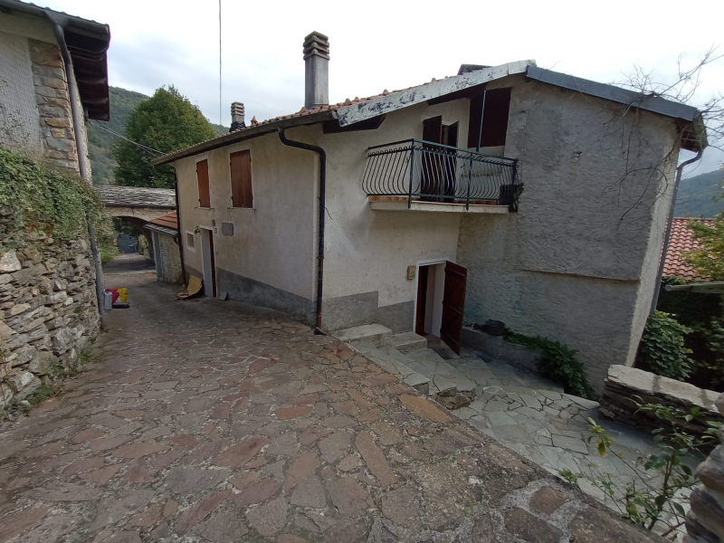 Casa indipendente con giardino a Rezzo