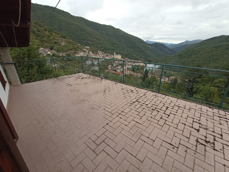 Casa indipendente con giardino a Rezzo