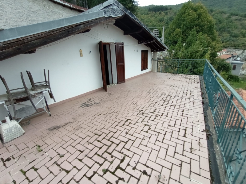 Casa indipendente con giardino a Rezzo