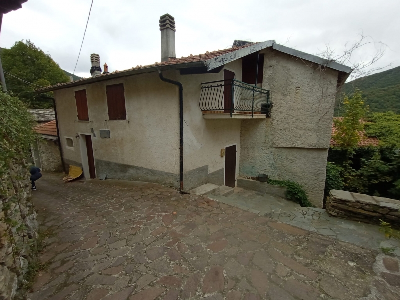 Casa indipendente con giardino a Rezzo