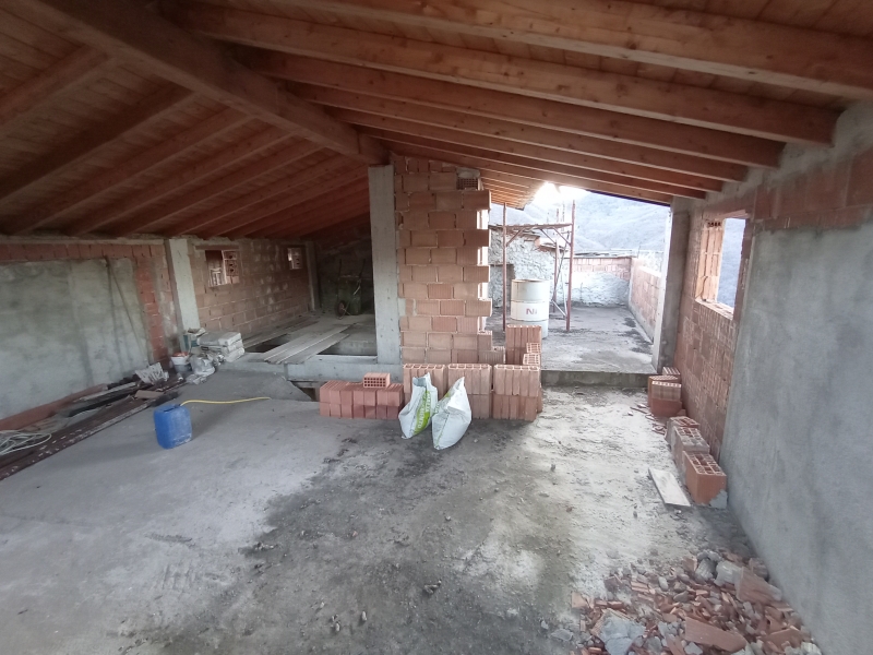 Casa indipendente con terrazzi a Cesio