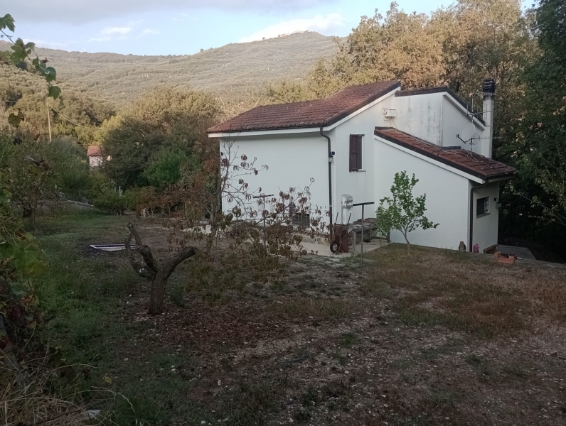 Casa indipendente con giardino a Lucinasco