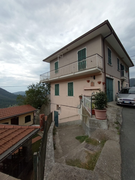 Casa indipendente con giardino a Cesio
