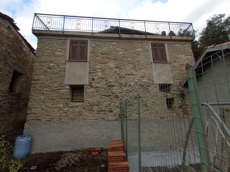 Casa indipendente con giardino a Rezzo