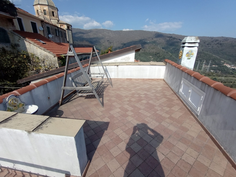 Trilocale con terrazzi a Diano Arentino