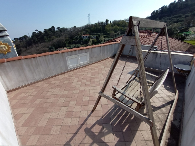 Trilocale con terrazzi a Diano Arentino