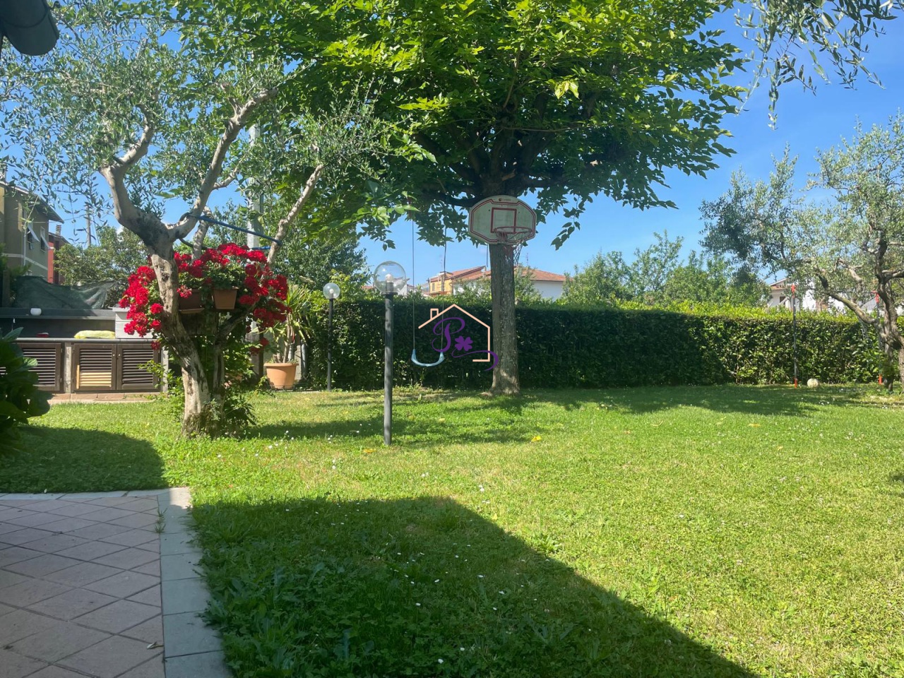 Villa con giardino a Montale