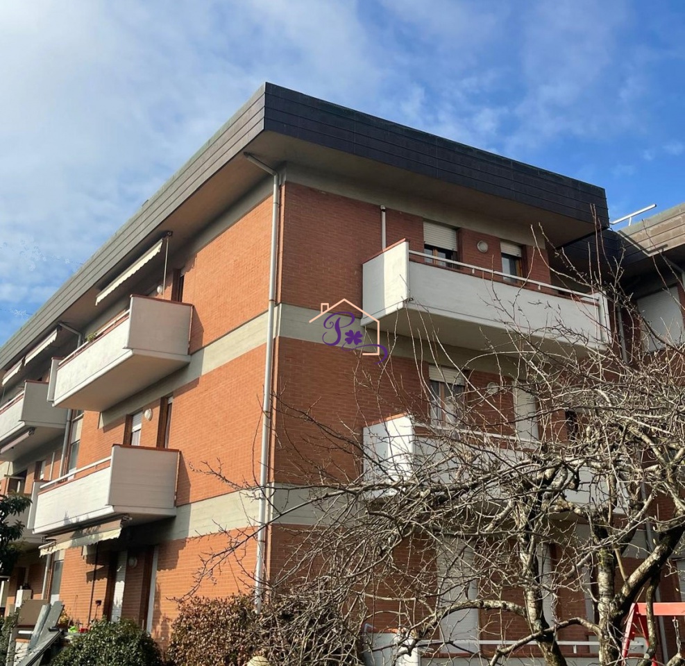 Appartamento con terrazzo in via di baciacavallo, Prato