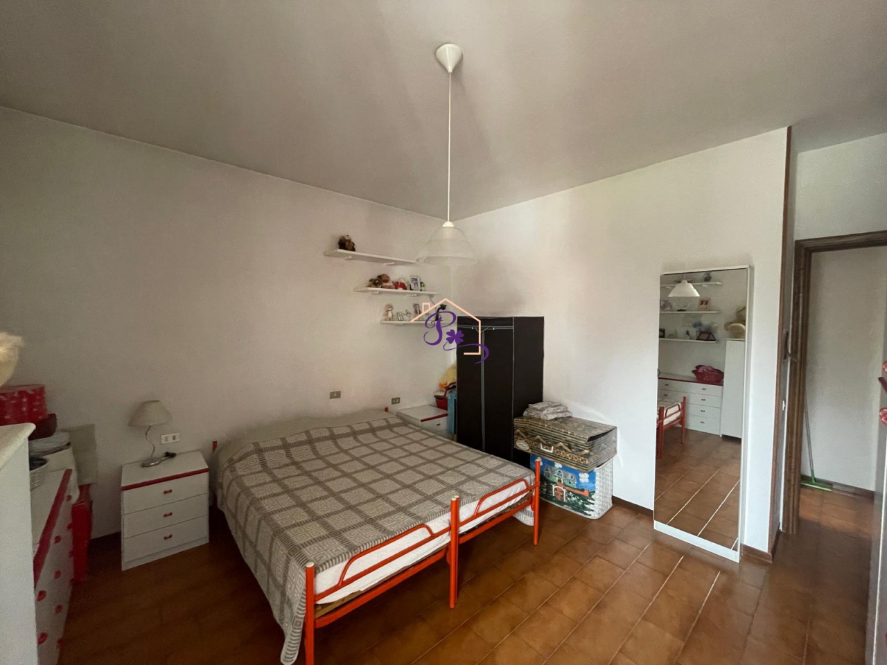 Appartamento con terrazzo in via di baciacavallo, Prato