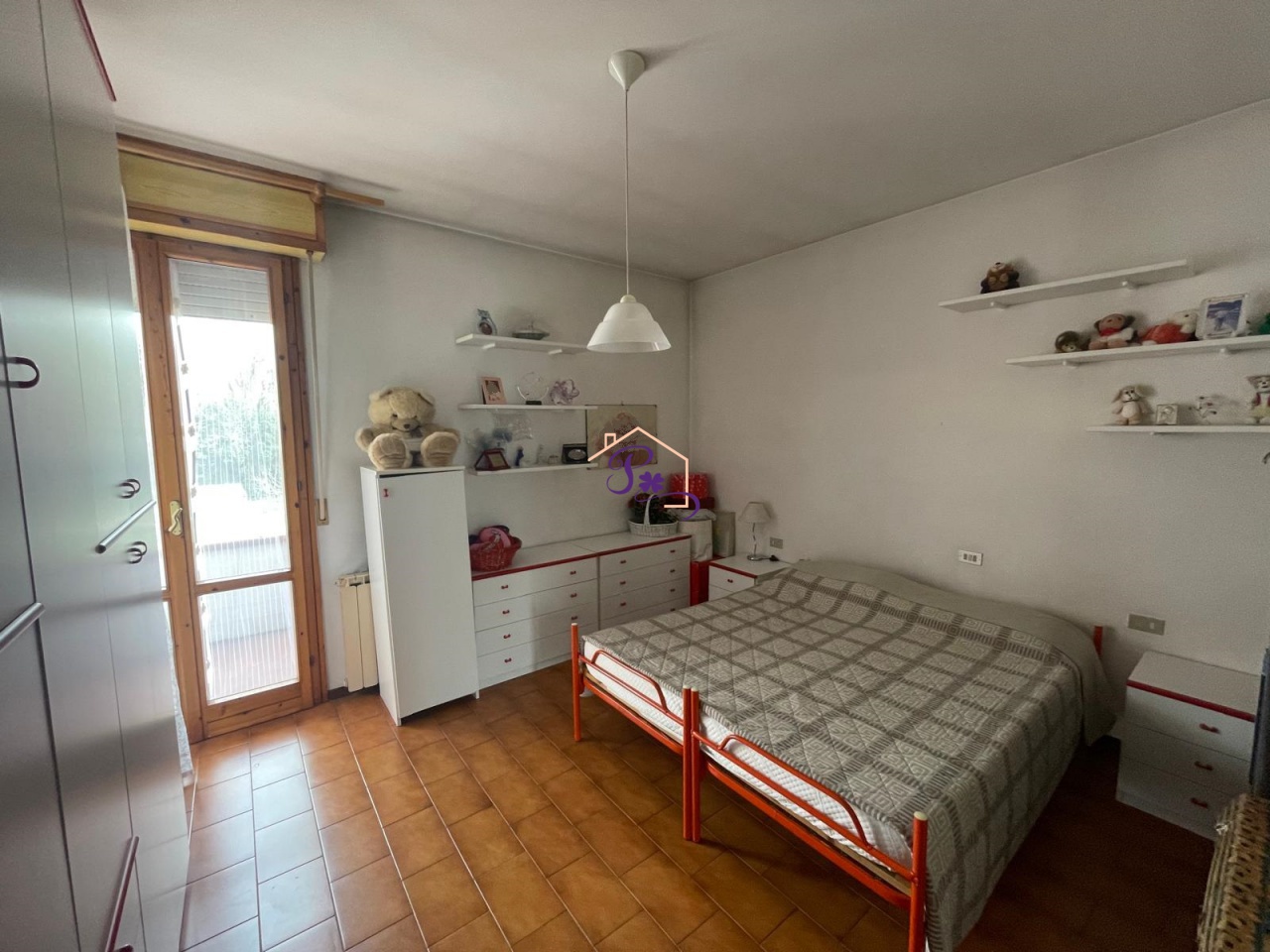 Appartamento con terrazzo in via di baciacavallo, Prato