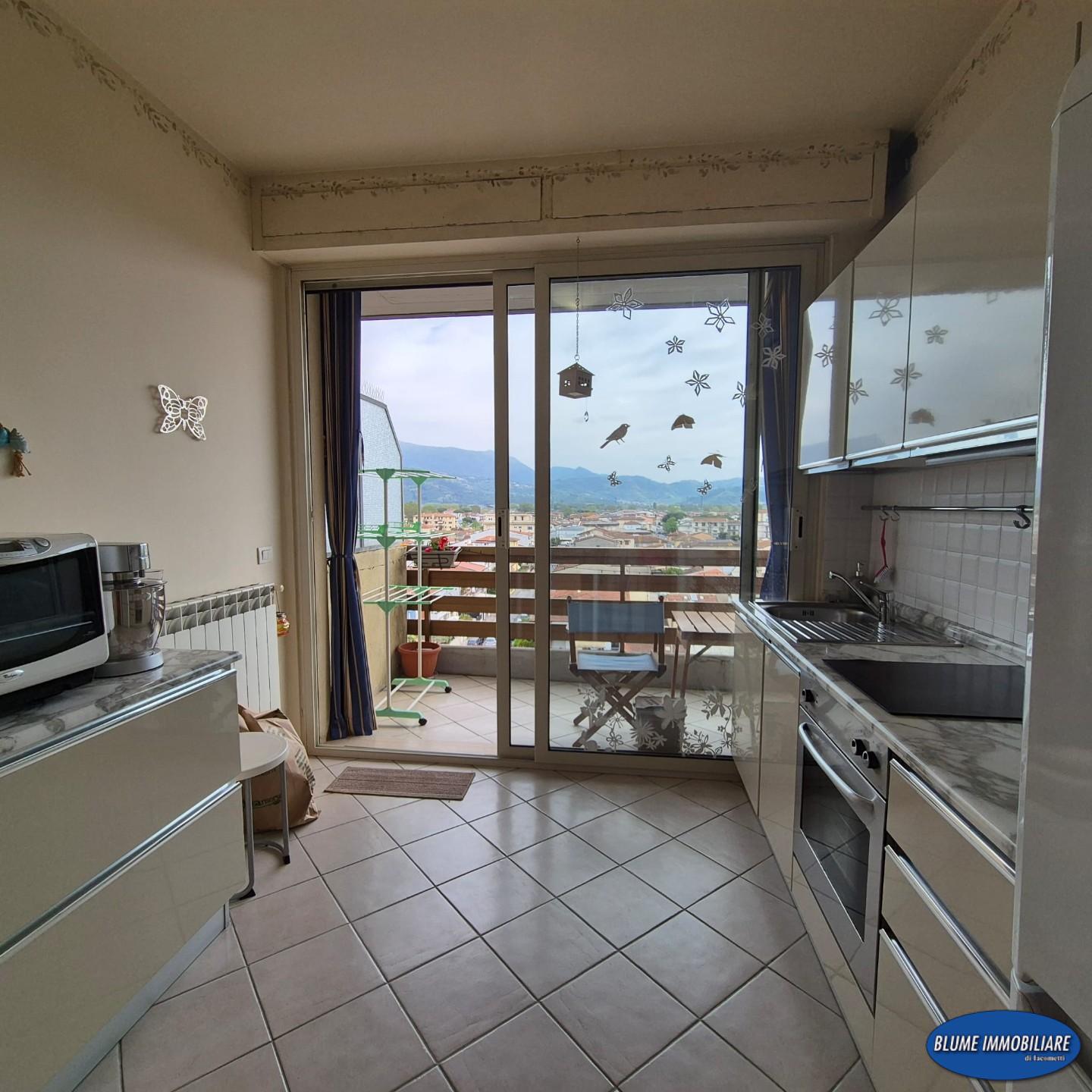 Attico con terrazzo, Viareggio centro pineta