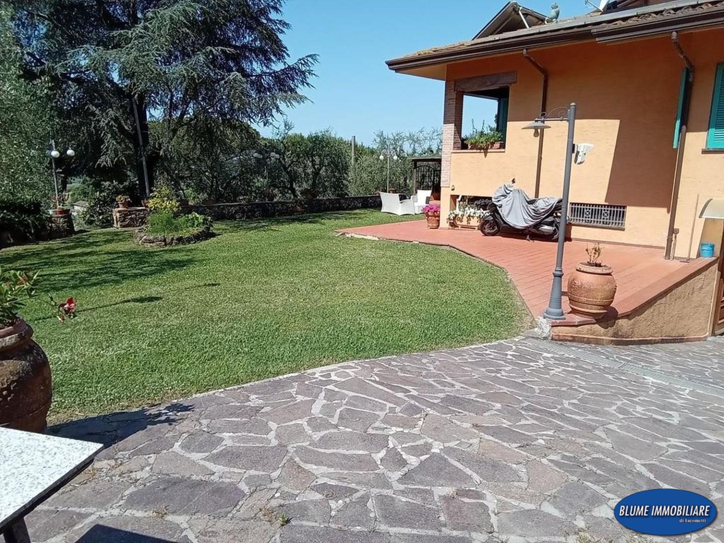 Villa con giardino, Massarosa piano di mommio