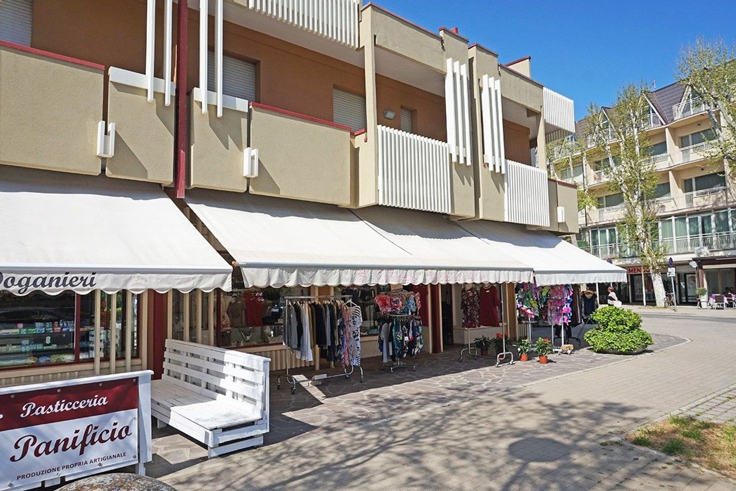 Locale commerciale in vendita a Cervia