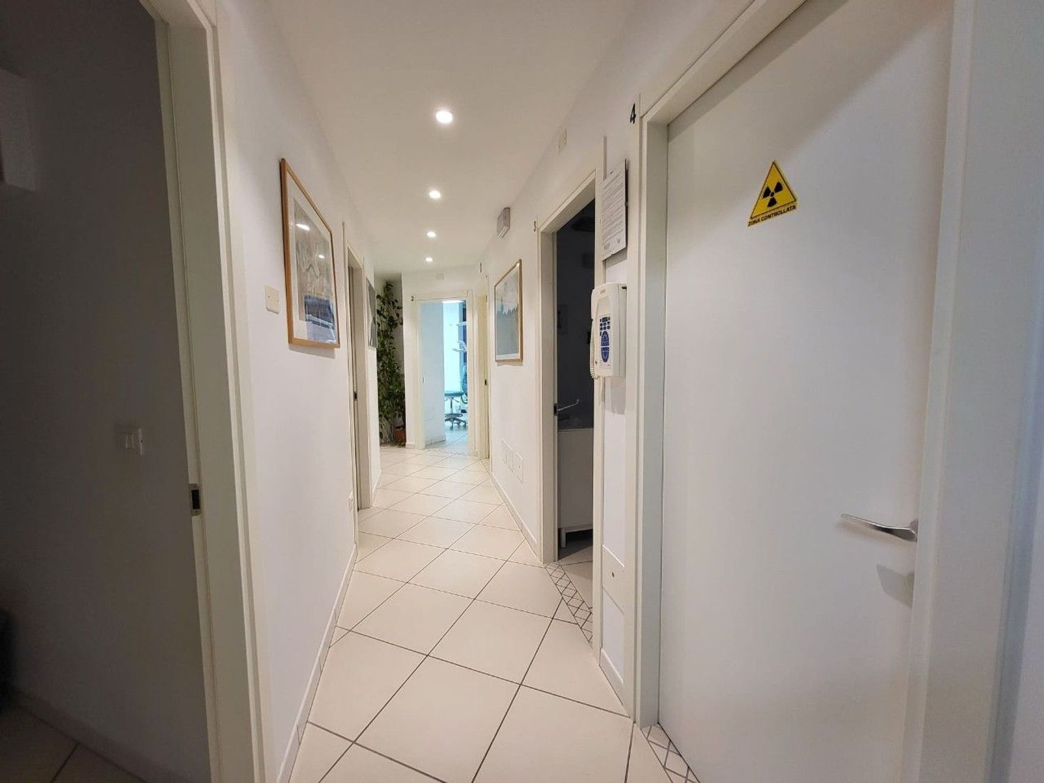 Locale commerciale in vendita a Cervia