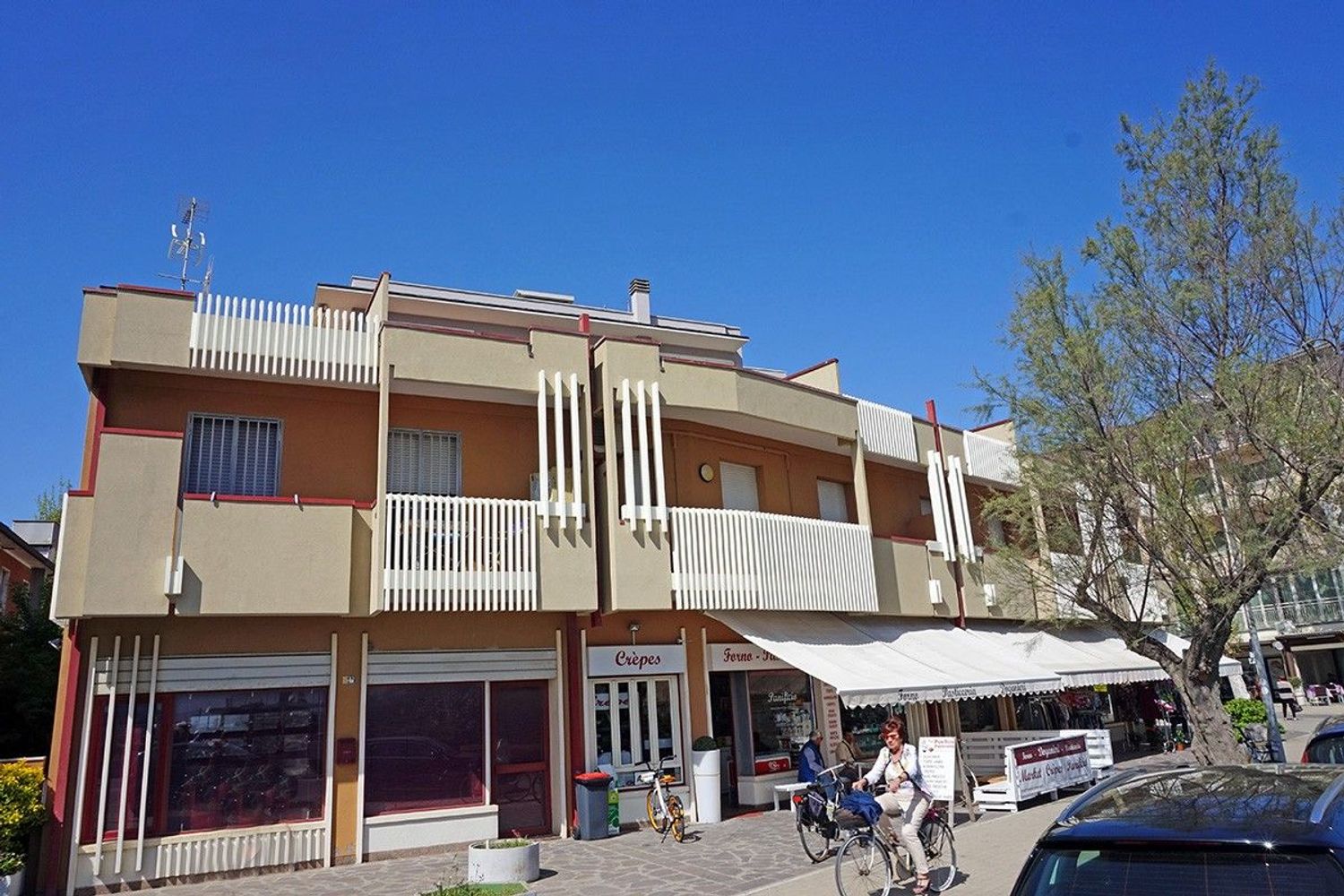 Locale commerciale in vendita a Cervia