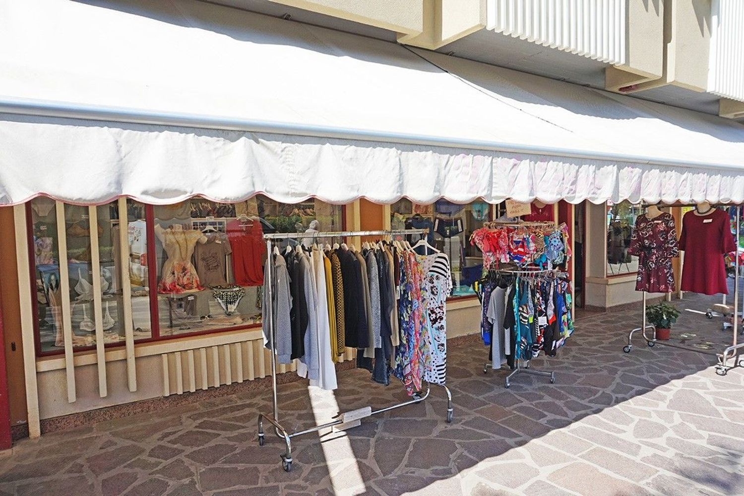 Locale commerciale in vendita a Cervia