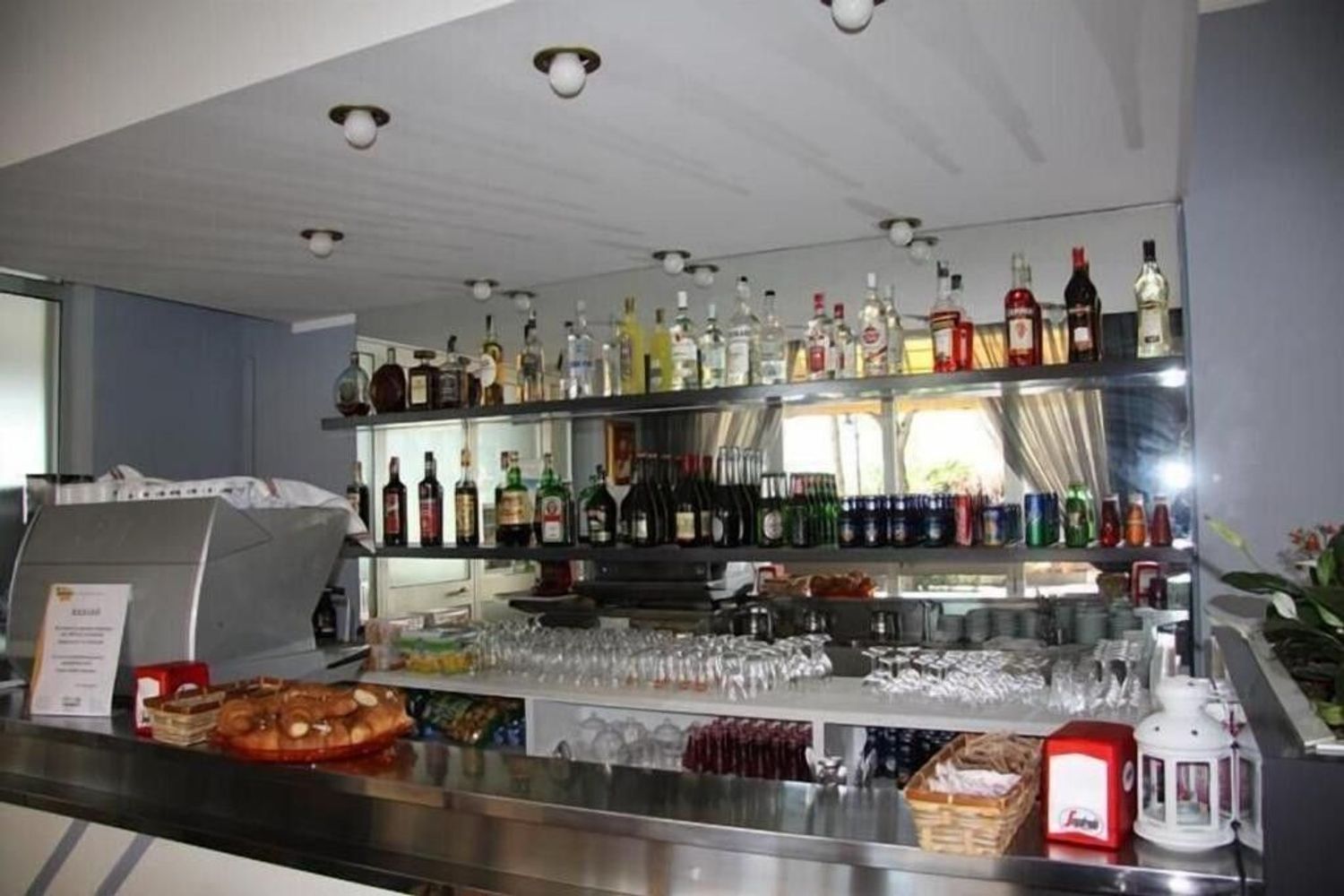 Locale commerciale in vendita a Ravenna