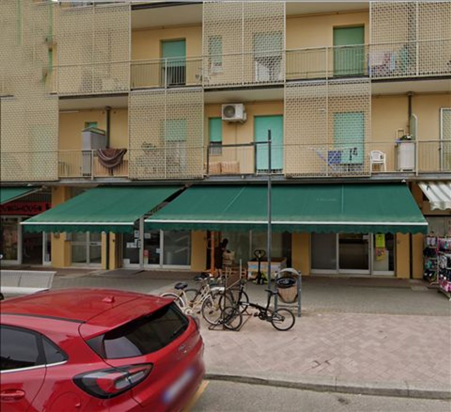 Locale commerciale in vendita a Cervia