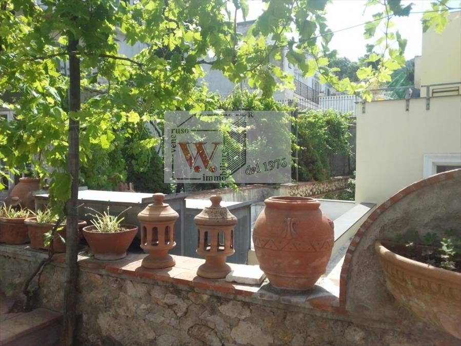 Casa indipendente da ristrutturare in via camerelle, Capri