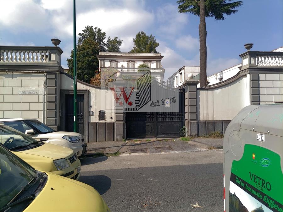 Villa con giardino in via vittorio veneto 7, Napoli