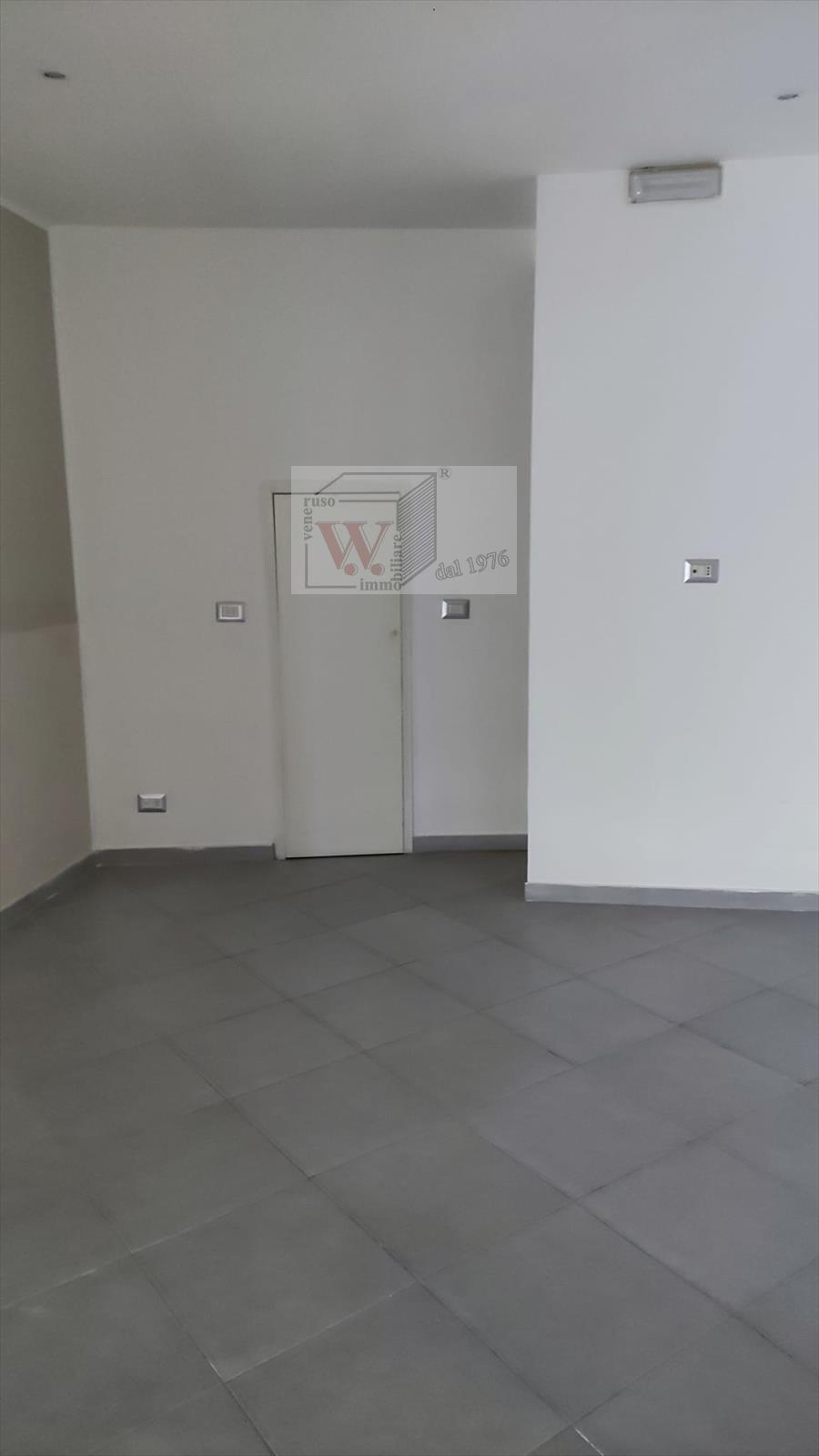 Monolocale ristrutturato in via atri 16, Napoli