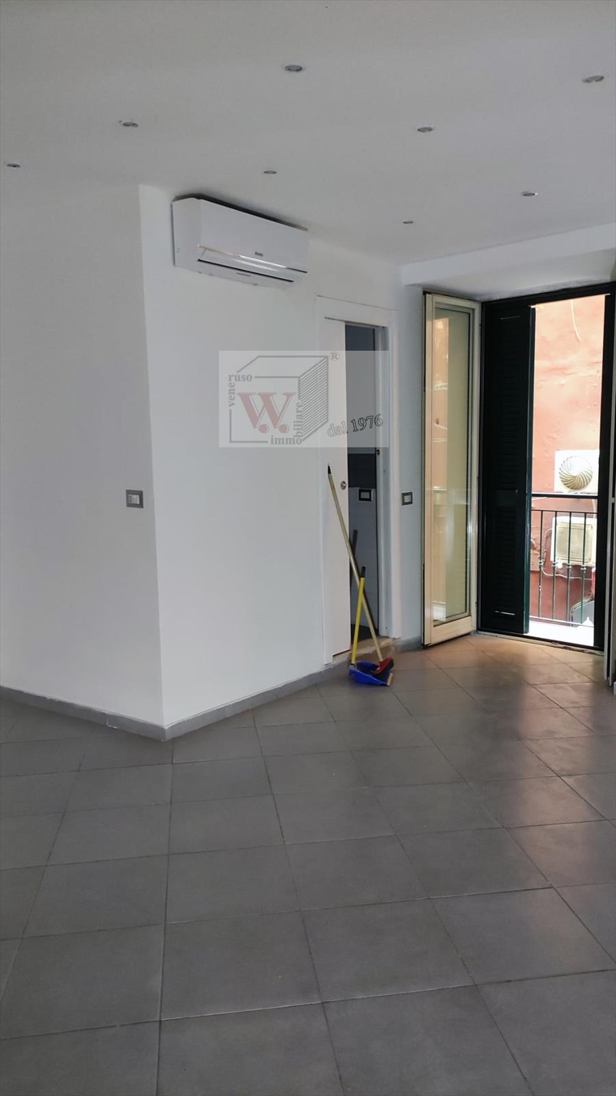 Monolocale ristrutturato in via atri 16, Napoli