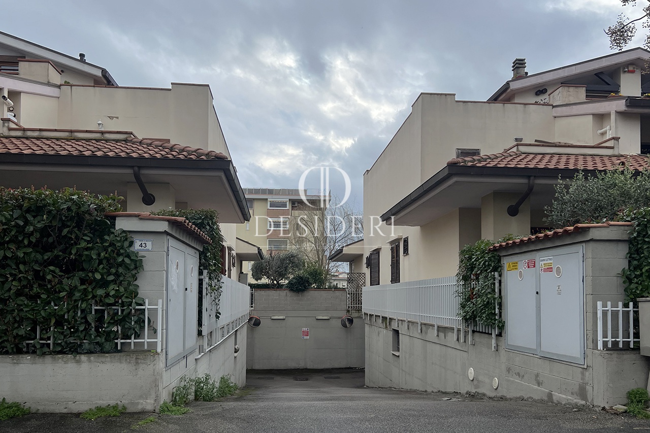 Posto auto coperto in vendita in via alberto segni, Grosseto