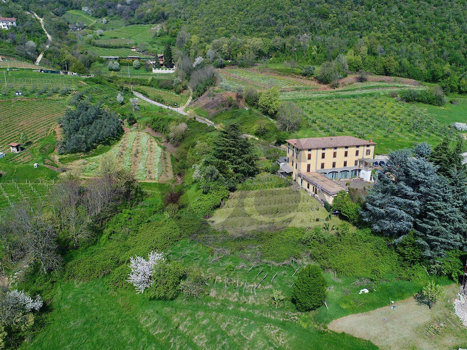 Stabile/Palazzo con terrazzo a Monticelli Brusati