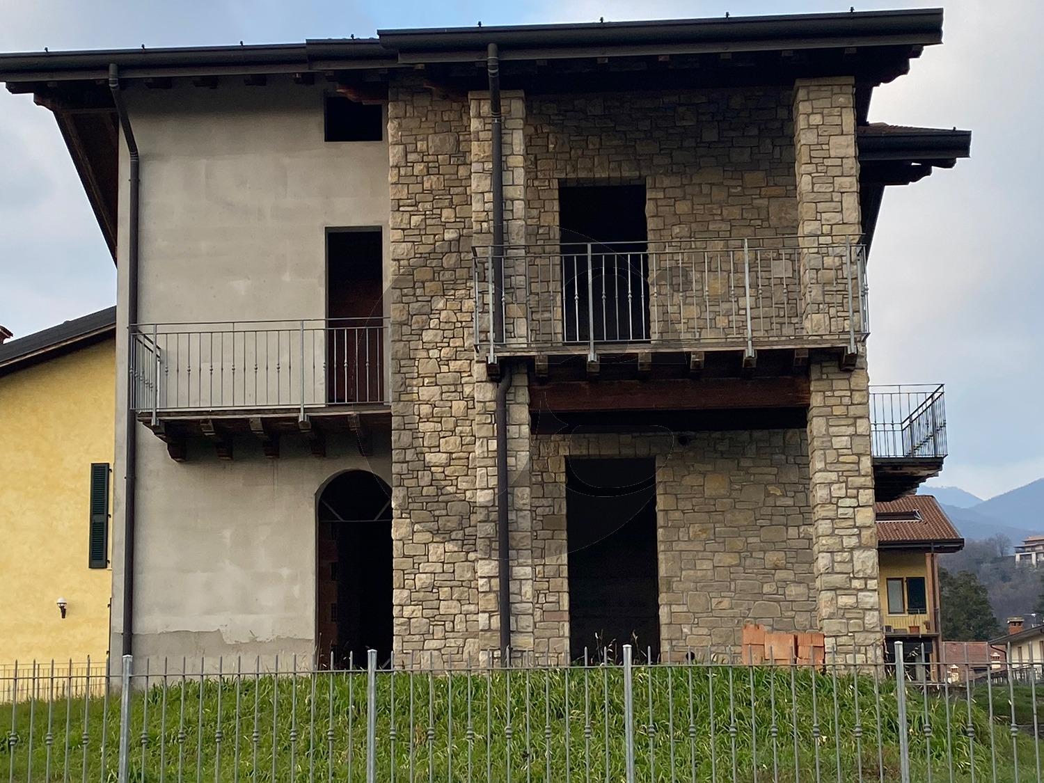 Villa con box a Monticelli Brusati