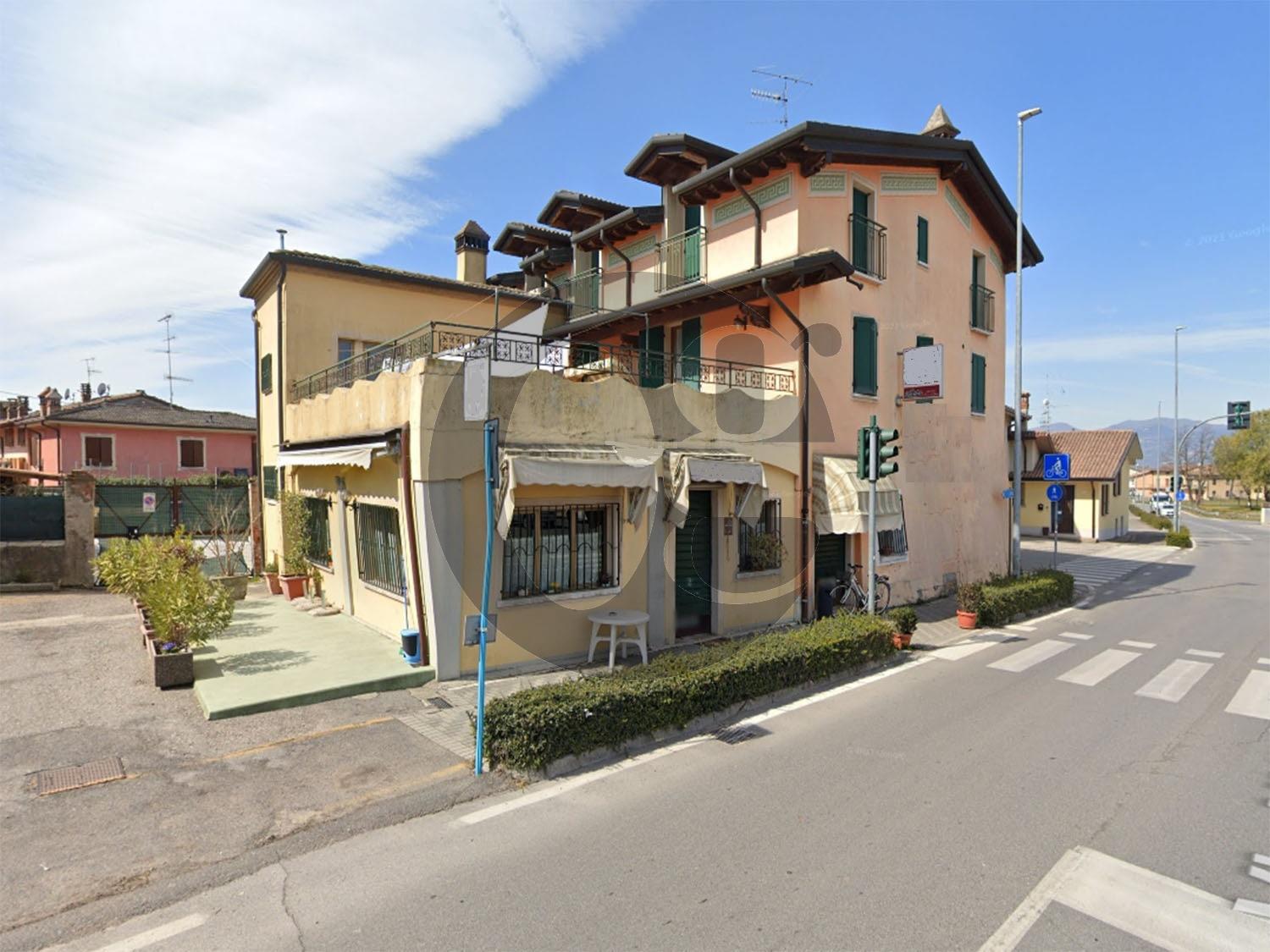 Locale commerciale con terrazzo a Lonato