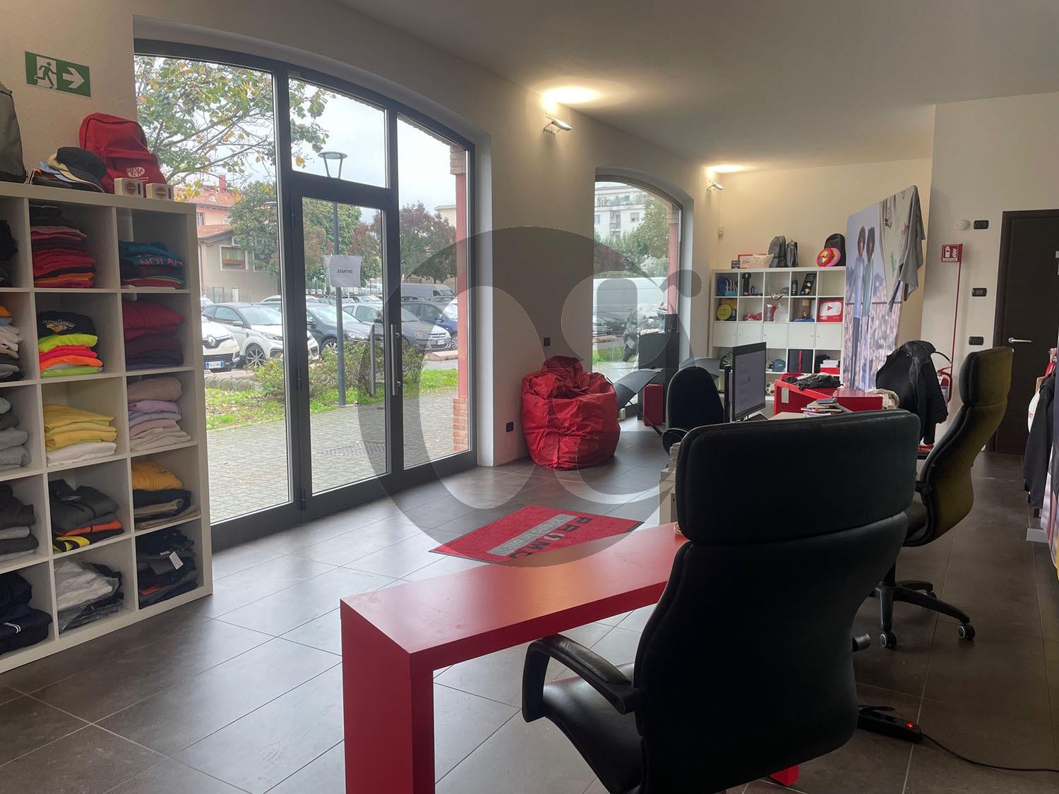 Locale commerciale in vendita a Brescia