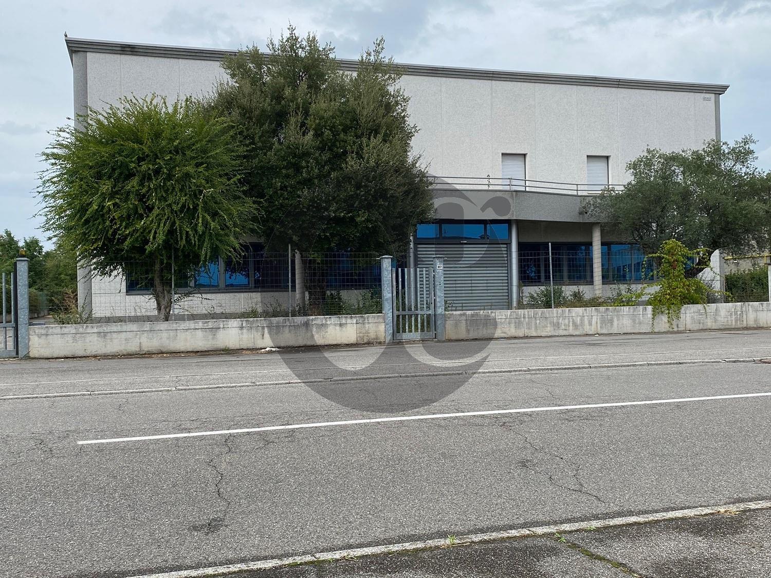 Locale commerciale da ristrutturare a Ghedi