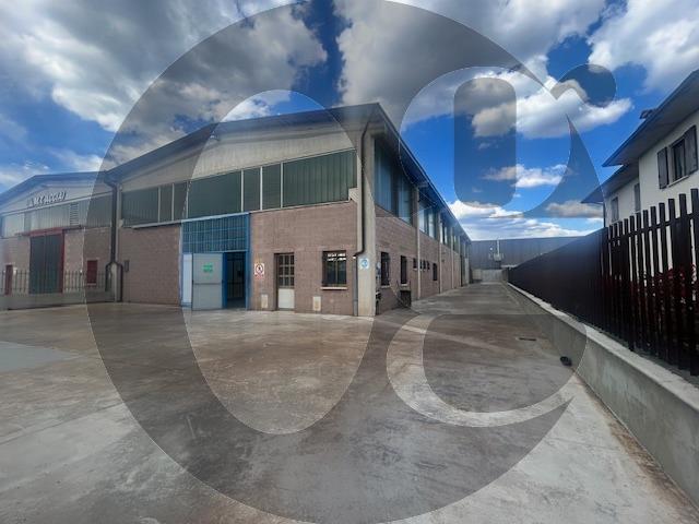 Locale commerciale in affitto a Flero