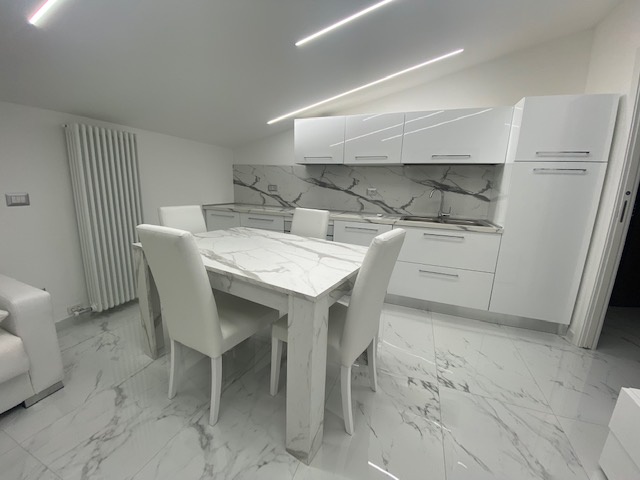 Mansarda con terrazzo in marche, Carpiano