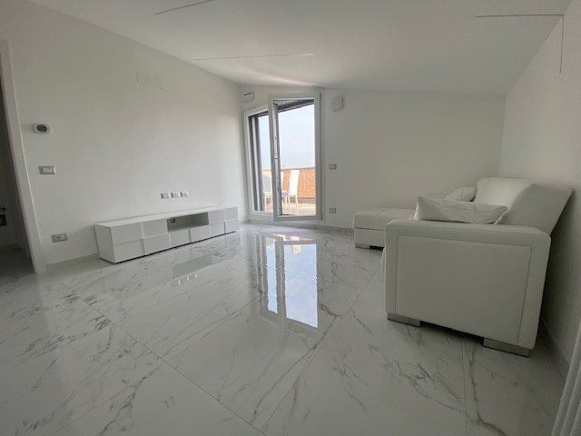 Mansarda con terrazzo in marche, Carpiano