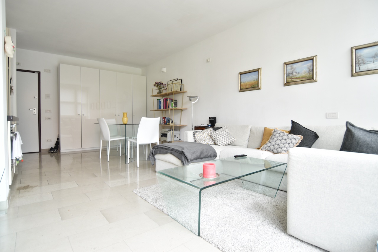 Bilocale con terrazzo in tommaso da cazzaniga, Milano