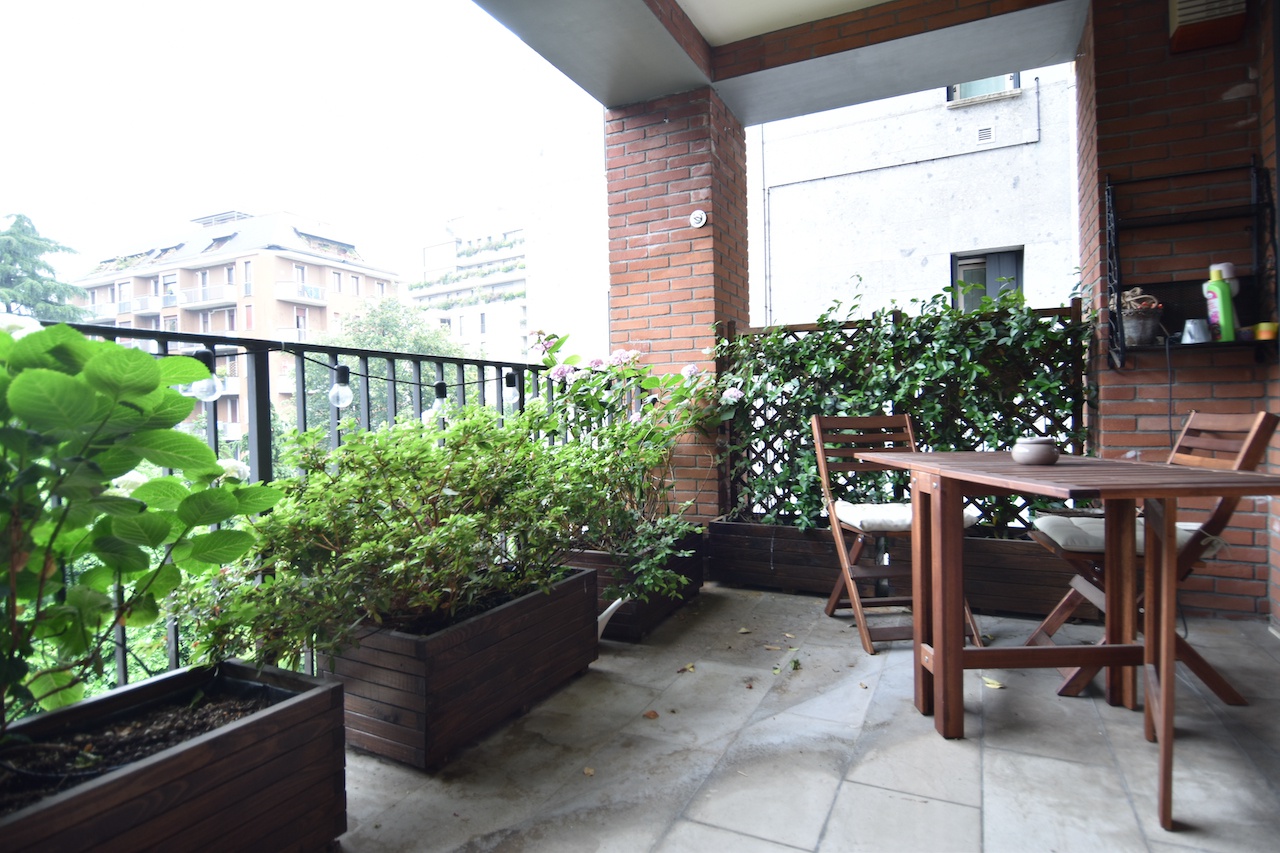 Bilocale con terrazzo in tommaso da cazzaniga, Milano