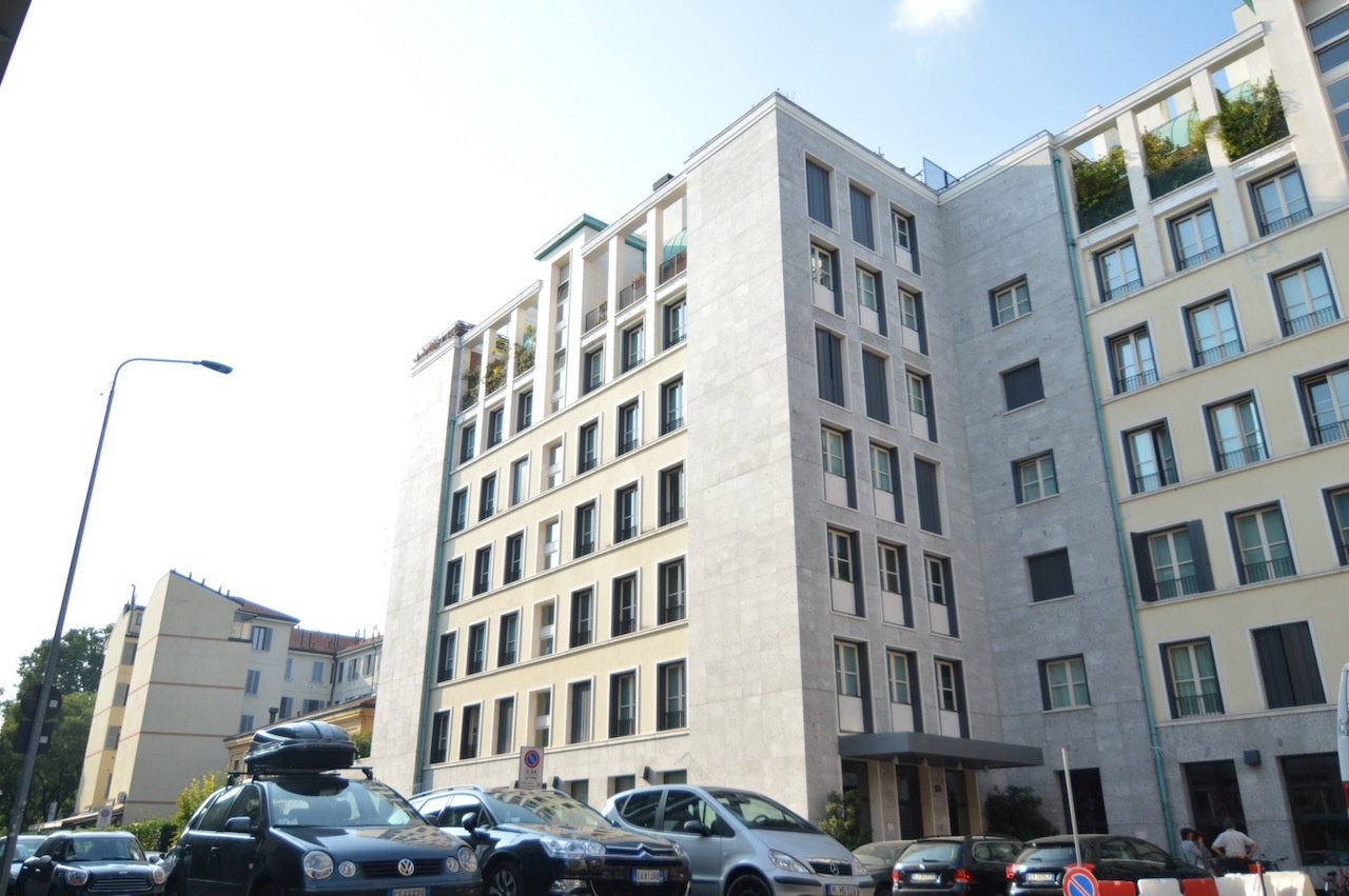 Bilocale con terrazzo in tommaso da cazzaniga, Milano