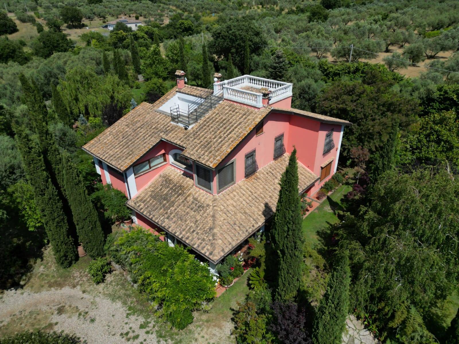 Villa con terrazzo, Viterbo periferia