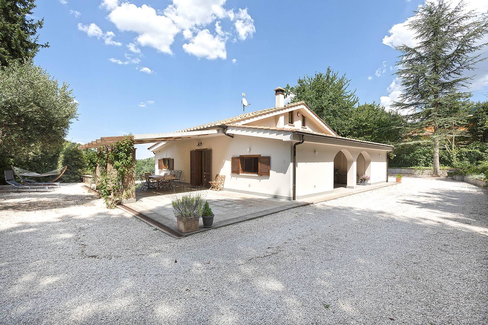 Villa con terrazzo, Viterbo bagnaia