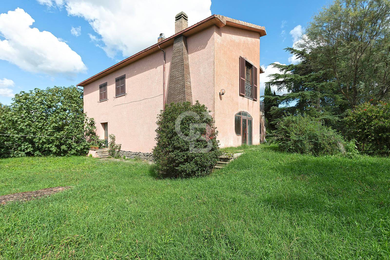 Villa con terrazzo, Viterbo periferia