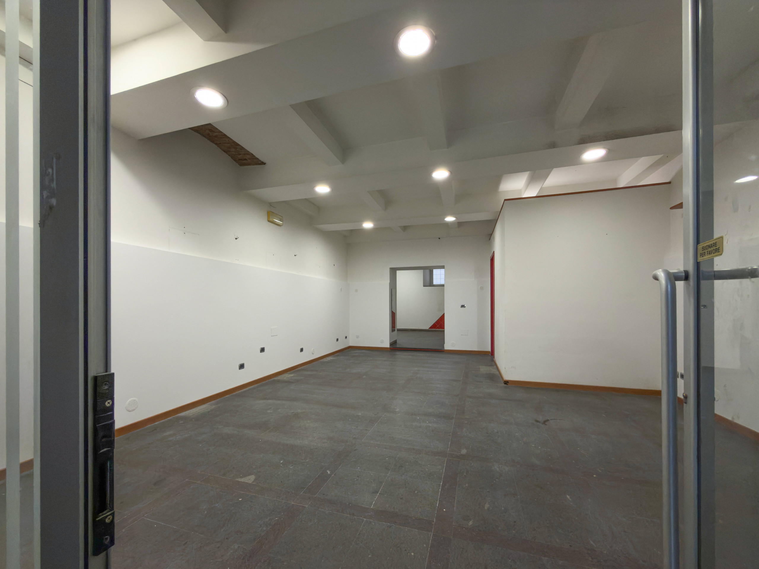 Locale commerciale in affitto a Viterbo, Centro